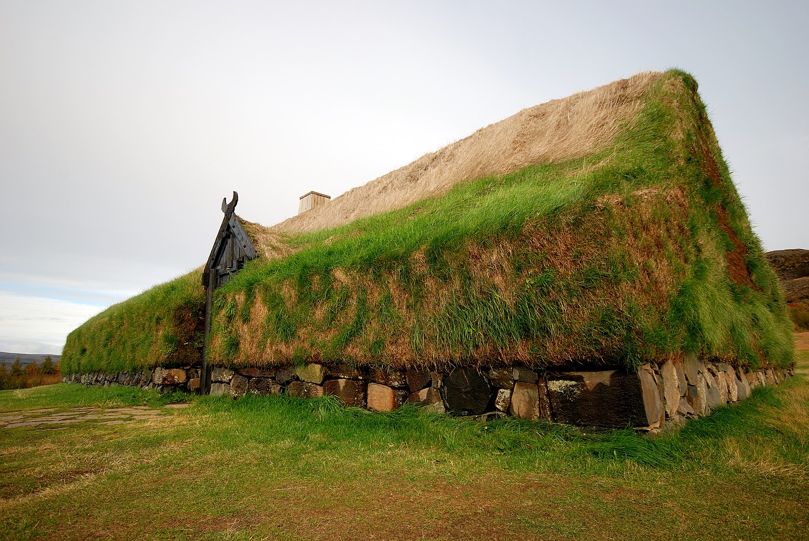 The replica of an old Viking house at Stong.