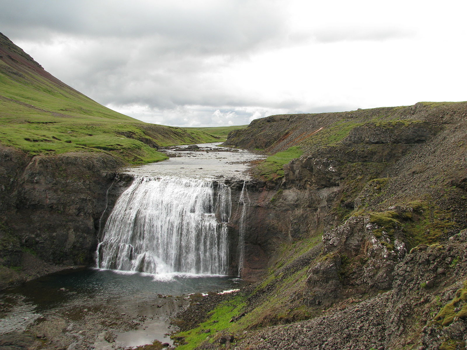 Þórufoss is a beautiful waterfall that is situated close to Þingvallavatn lake.