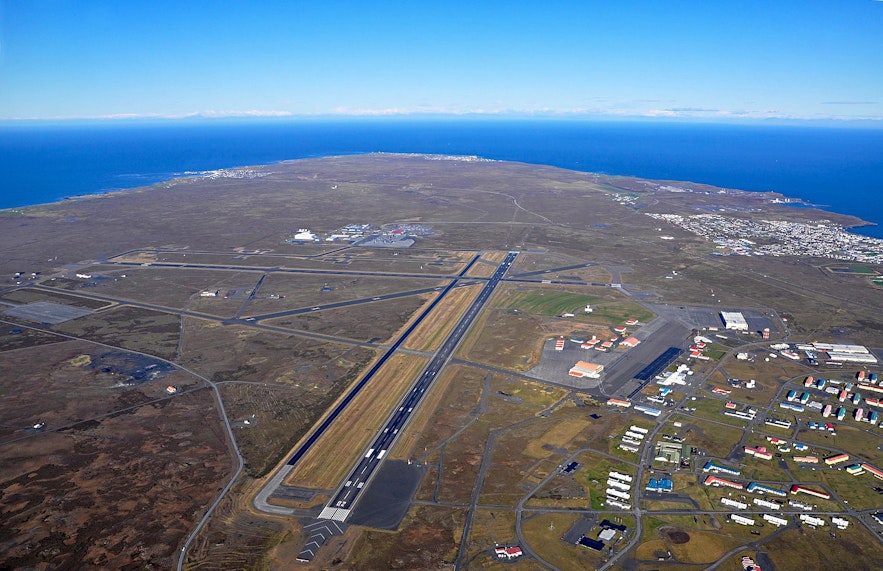 Laéroport de Keflavik Airport vu du dessus.
