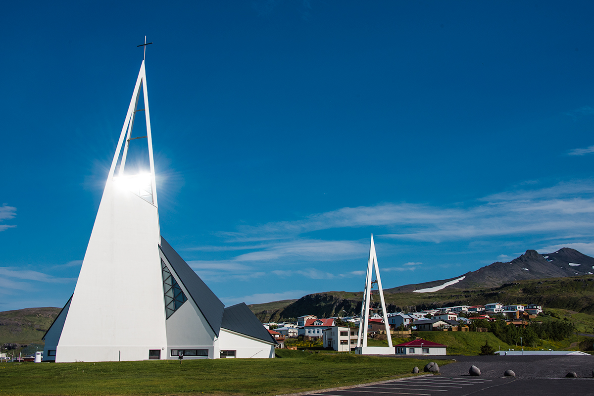 冰岛斯奈山半岛上的欧拉夫斯维克小镇