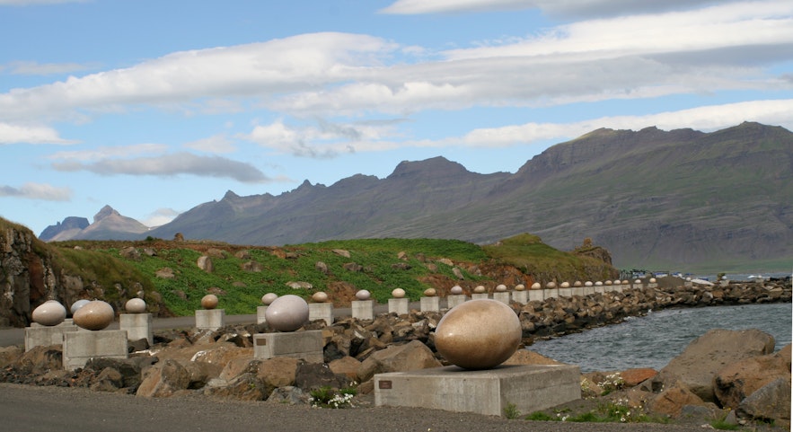 Gleðivík是冰岛东部的一个海湾，以其34个鸟蛋雕塑而闻名。