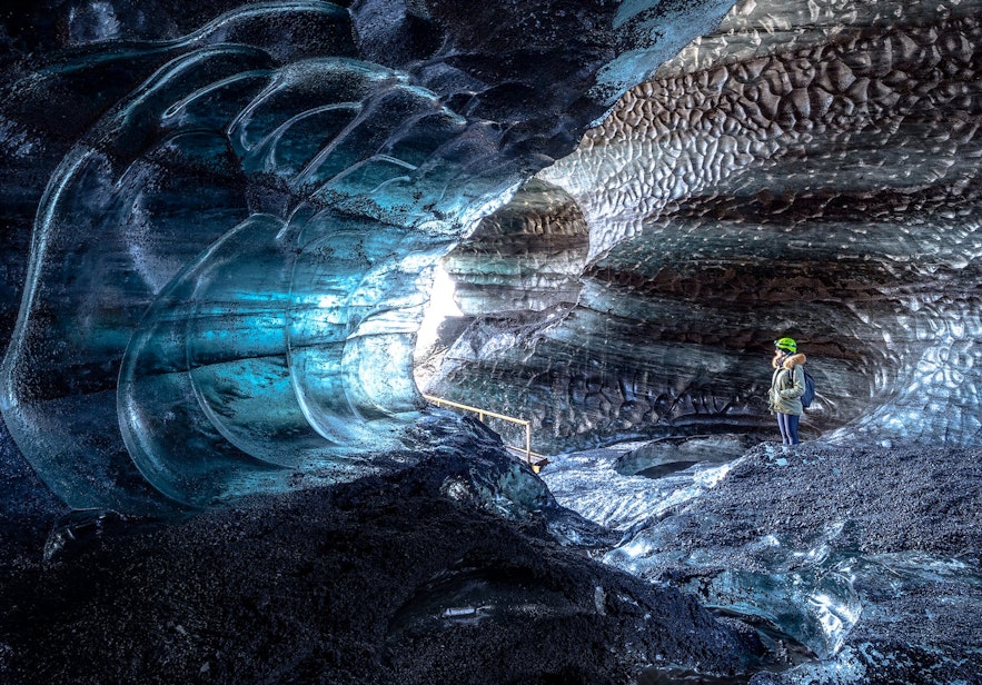 卡特拉火山冰洞因其神秘的黑色而被称作黑冰洞