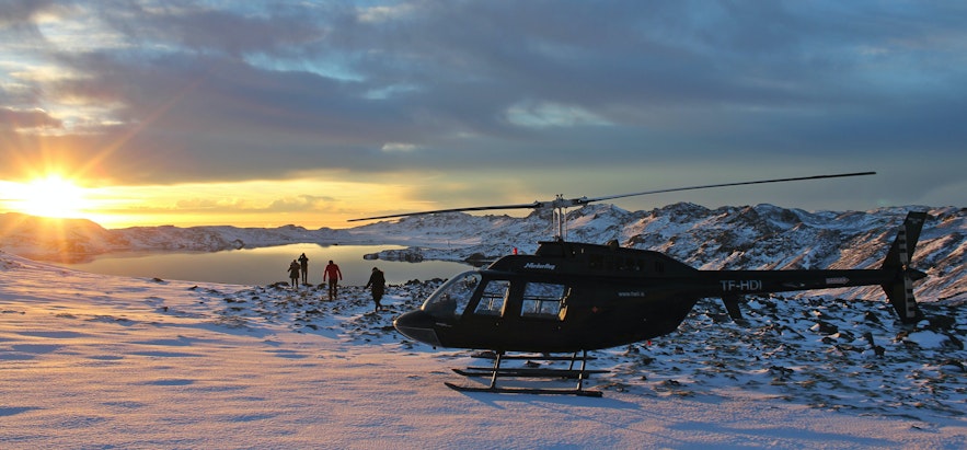 旅行团途中降落观赏景色的直升机