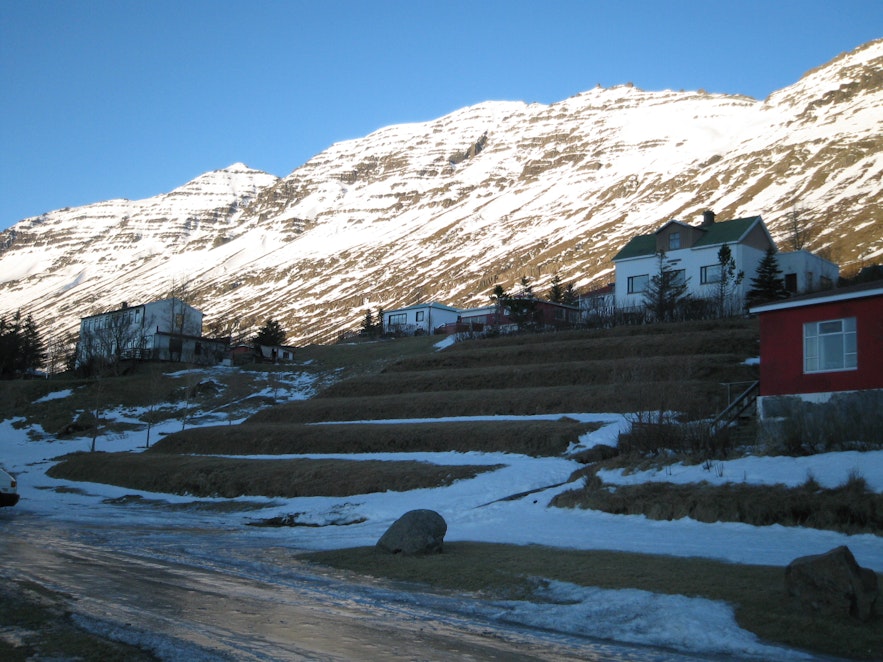 内斯克伊斯塔泽(Neskaupstaður)坐落于冰岛东部的Norðfjörður峡湾中