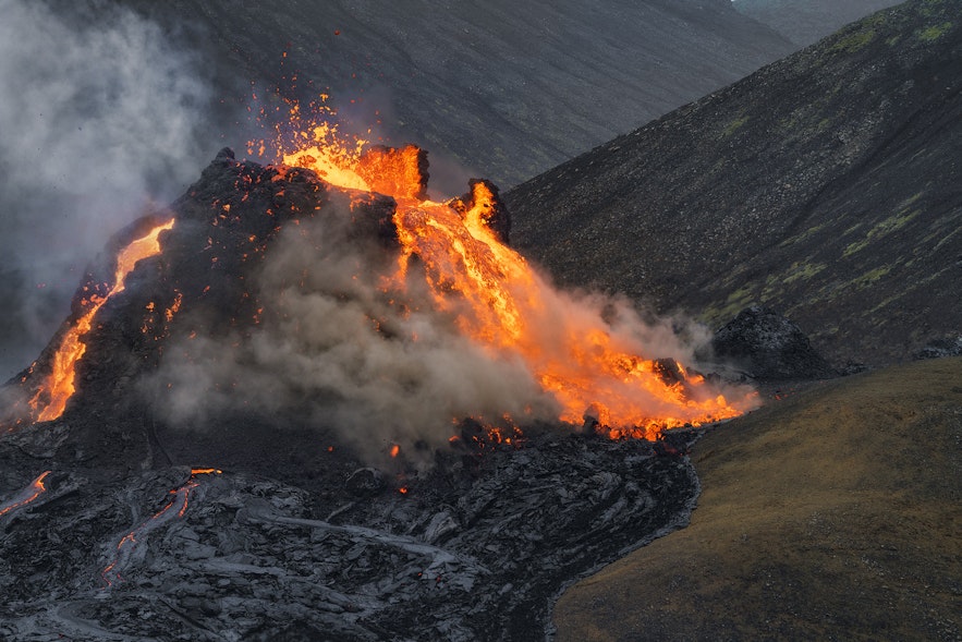 Потоки лавы из кратера на горе Фаградальсфьядль.