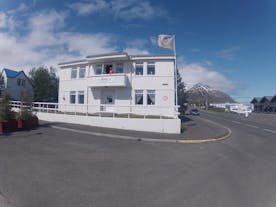 Il Dalvik Hostel Gimli è un edificio bianco.