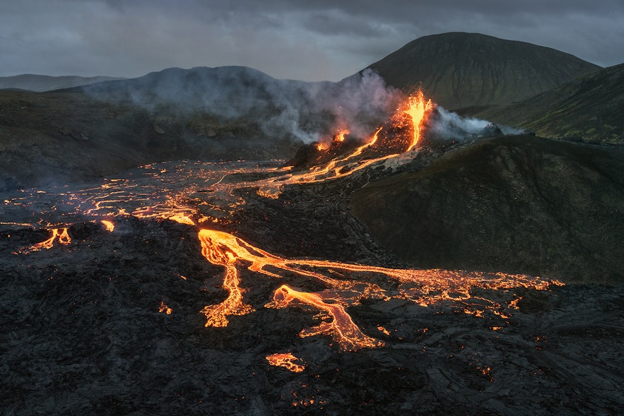 高空俯瞰冰岛Geldingadalur山谷的法格拉达尔火山爆发