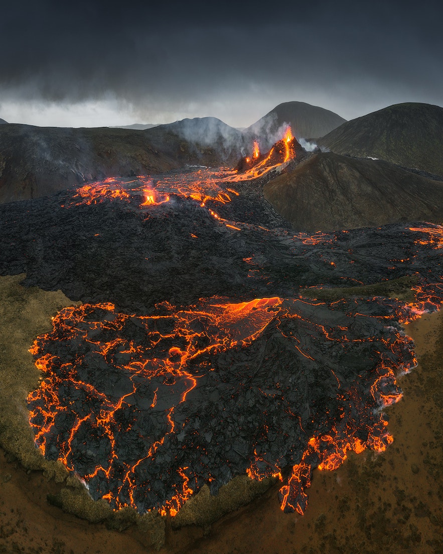 两座小火山口从冰岛Geldingadalur山谷的法格拉达尔火山突起