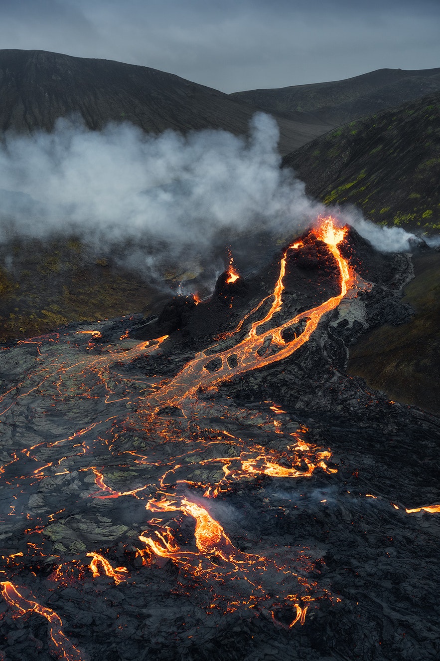 Geldingadalur山谷的法格拉达尔火山喷发出的熔岩流速平缓