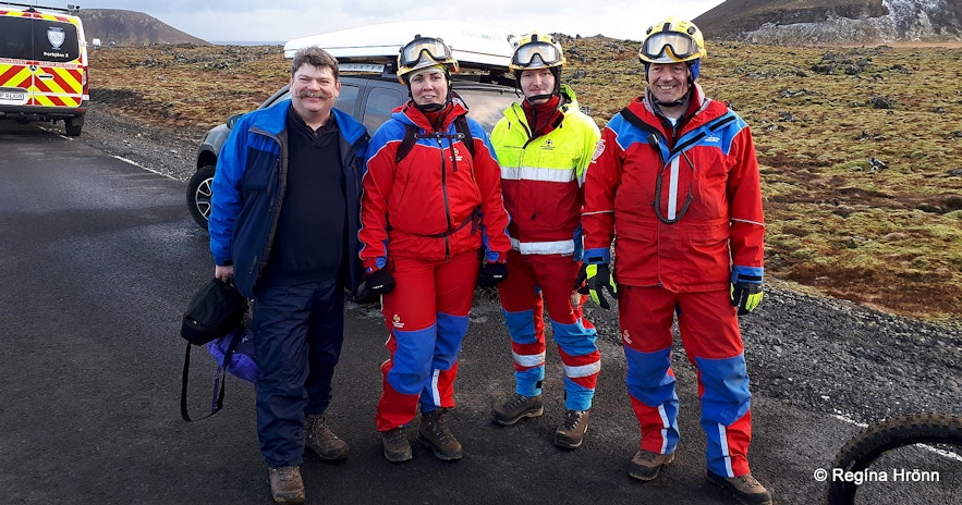 Regína's husband with the rescue team workers at the Geldingadalur eruption