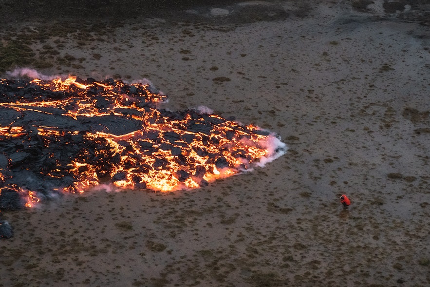 Die Lava kriecht immer weiter von der Eruptionsstelle am Fagradalsfjall weg, und ein wagemutiger Fotograf hält sie mit der Kamera fest.