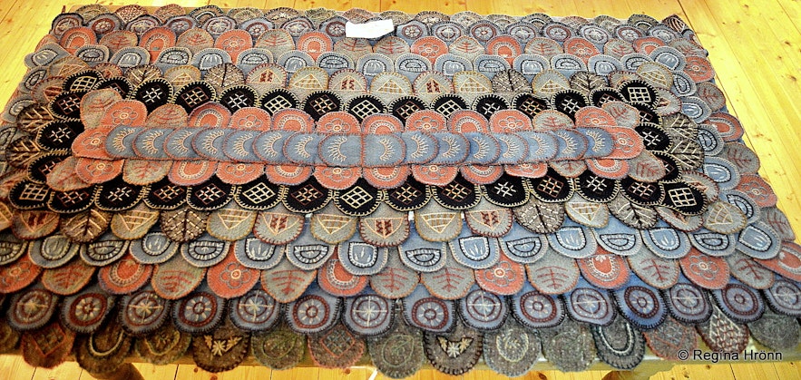 rug, made out of woollen patches, made by Unnur Árnadóttir in the 1940-1950s