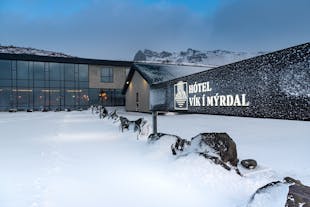 Das schneebedeckte Hotel Vik i Myrdal.