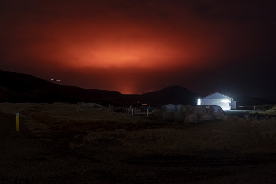 Rot erleuchteter Himmel nach einem Vulkanausbruch am Berg Fagradalsfjall im Tal Geldingadalur nahe der Stadt Grindavik auf der Halbinsel Reykjanes im Südwesten Islands.