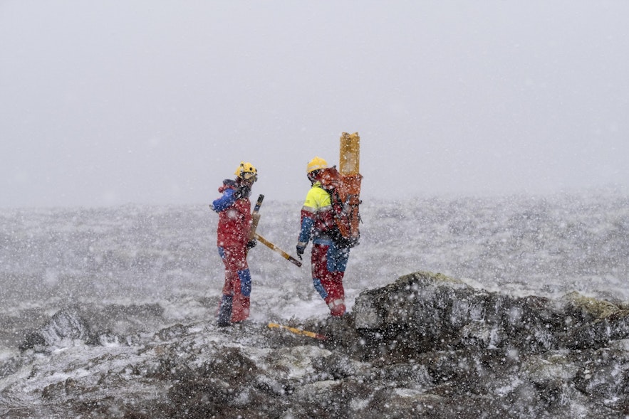 Isländische Rettungsteams markieren bei schlechtem Wetter einen Pfad zur Vulkaneruption im Tal Geldingadalur am Berg Fagradalsfjall.