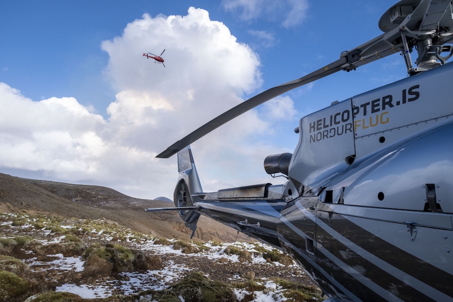 Helicopter der Firma Norðurflug landen in unmittelbarer Nähe des Vulkanausbruchs am Berg Fagradalsfjall.