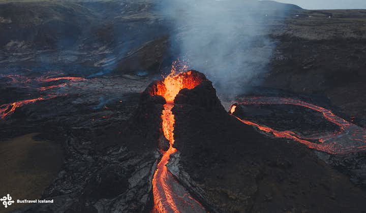 噴火するファグラダルスフィヤル火山の溶岩流