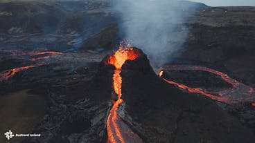 Spuitende kraters en stromende magmarivieren bij de uitbarsting van de Fagradalsfjall in IJsland.