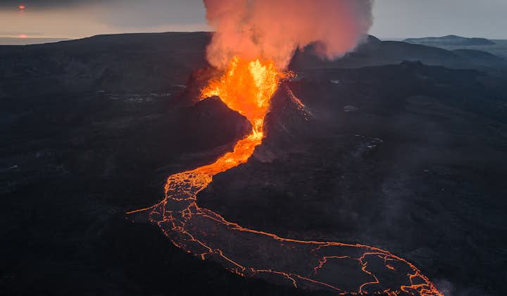 ファグダラスフィヤル火山から流れ出る真っ赤な溶岩