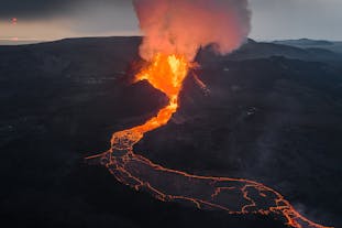 파그라달스퍄 화산에서 빛나는 용암.