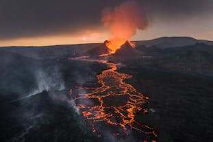 Een foto van de uitbarsting bij de vulkaan Fagradalsfjall bij zonsondergang.