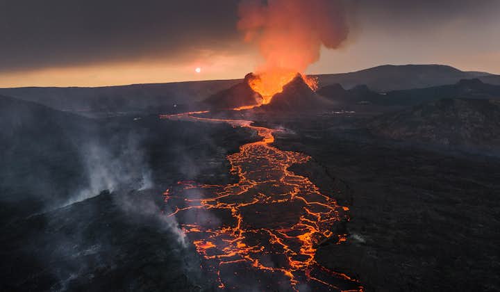 Et solnedgangsfoto af udbruddet i Fagradalsfjall-vulkanen.