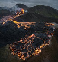 ภาพมุมสูงเหนือภูเขาไฟฟากราดาลสฟยาลล์บนคาบสมุทรเรคยาเนสของไอซ์แลนด์