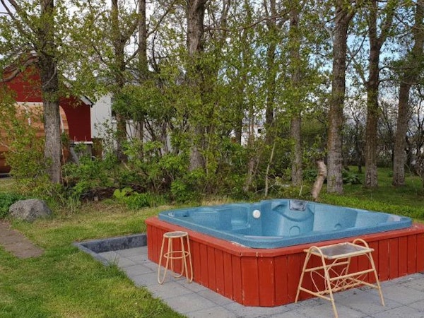 Gamli Bærinn Farmhouse has an outdoor hot tub.