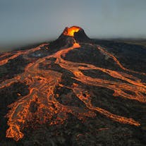 Fagradalsfjall-vulkanen i udbrud med flammer på Island
