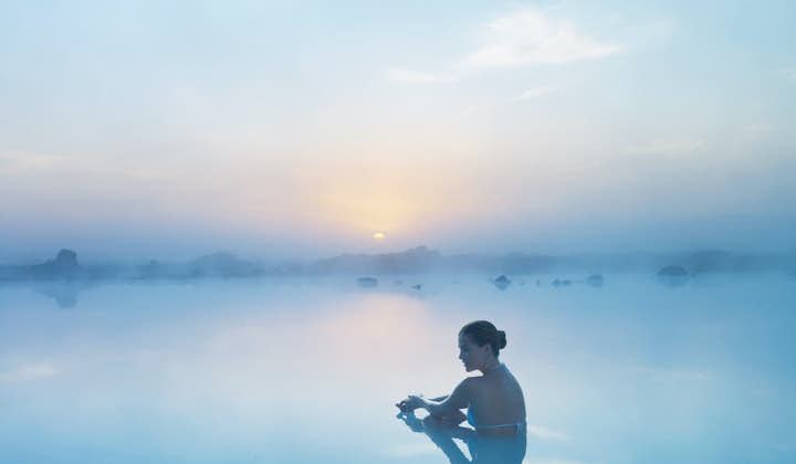日落时分的蓝湖温泉令人叹为观止
