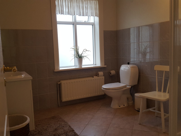 Gallery Guesthouse has a large, spacious bathroom.