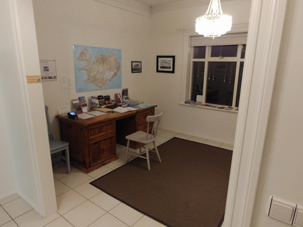 Gallery Guesthouse has a communal desk area.