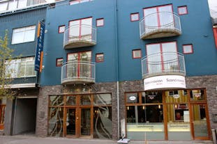 Hotel Fron er en lyseblå bygning.