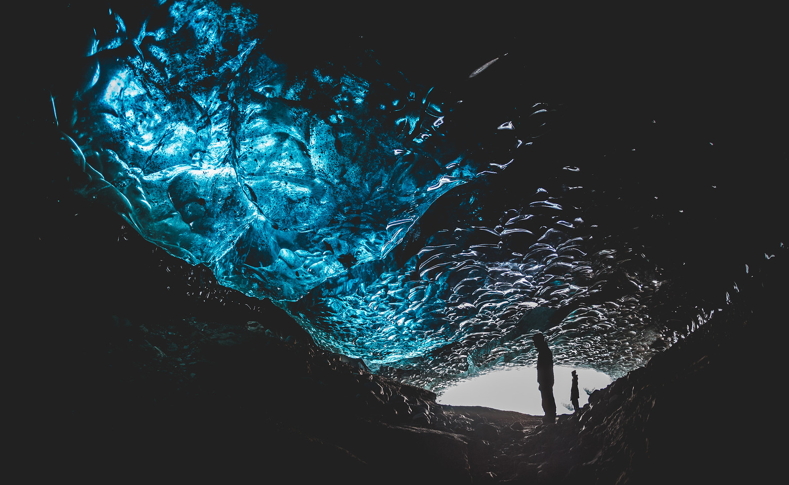 Wnętrze jaskini lodowcowej na Islandii.