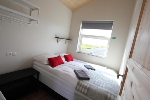 Comfortable double rooms in the Blue View Cabins.