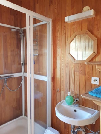 The Ekra Cottages have showers with bathrooms.