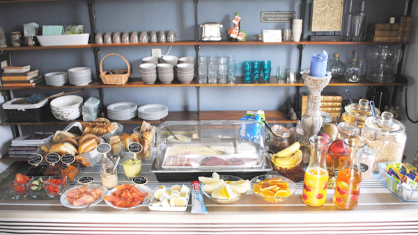 Bitra Guesthouse is renowned for its breakfast buffet.