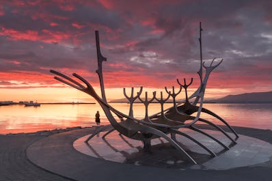 Nie przegap okazji do zrobienia zdjęcia z potężną rzeźbą Sun Voyager na wybrzeżu Reykjaviku.