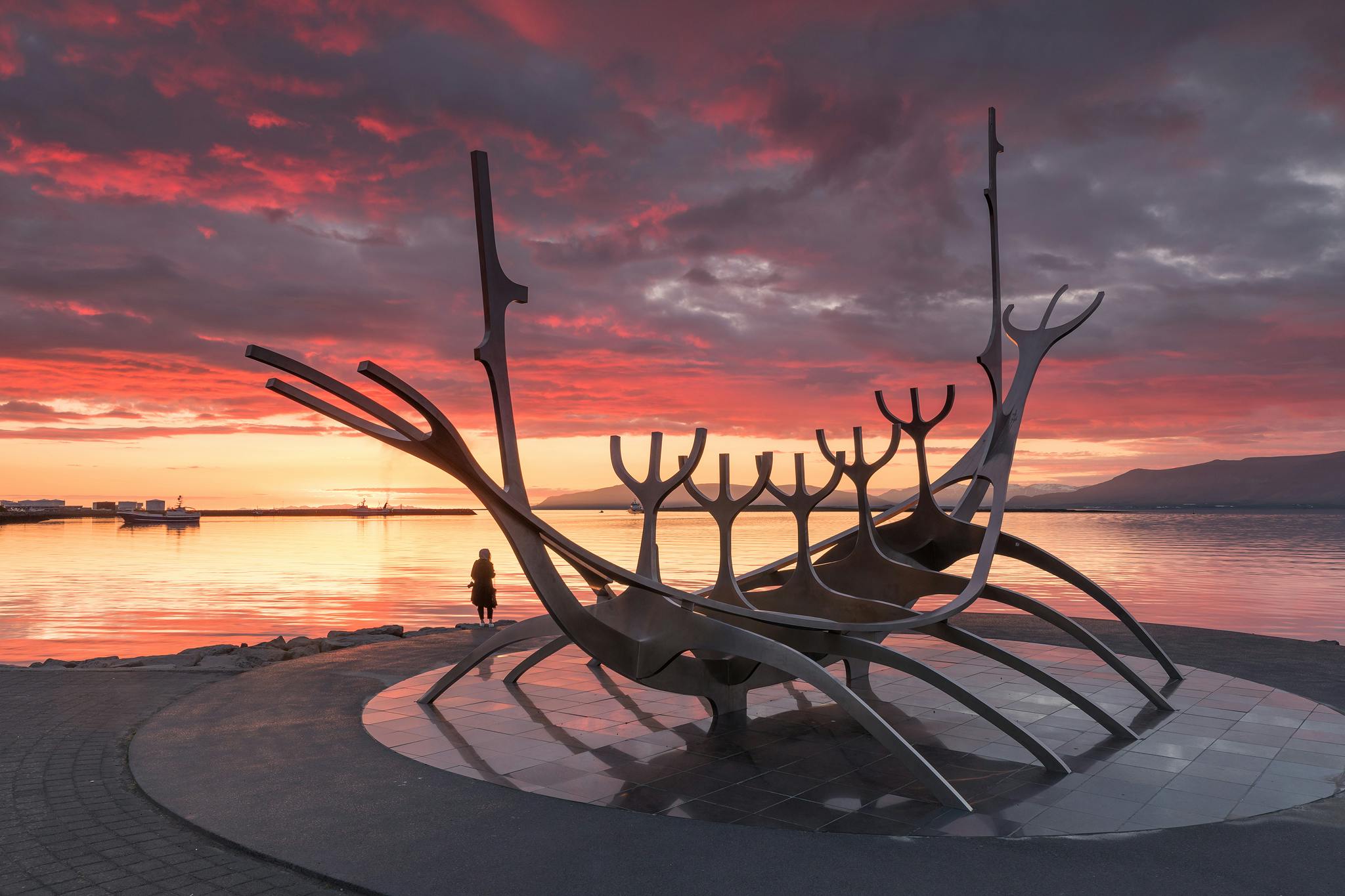 Nie przegap okazji do zrobienia zdjęcia z potężną rzeźbą Sun Voyager na wybrzeżu Reykjaviku.