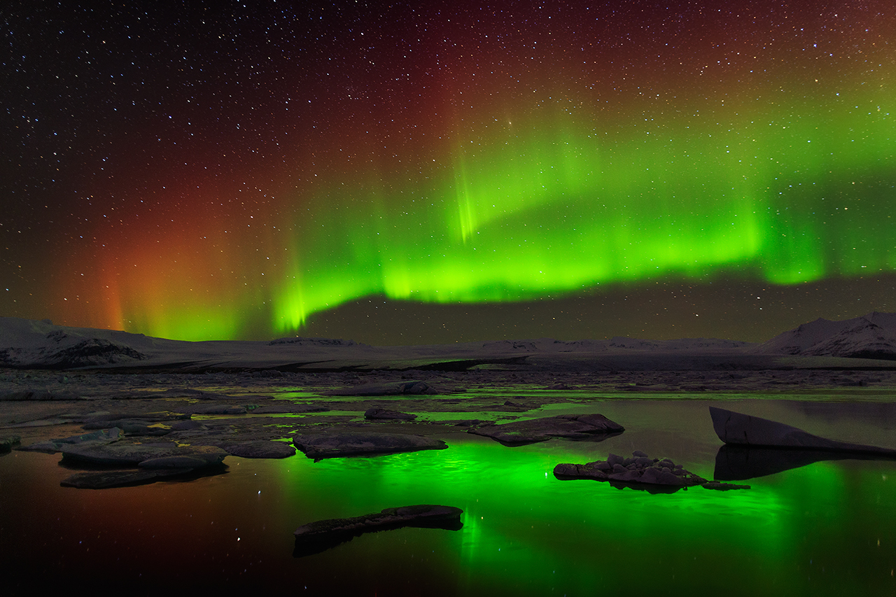 It is pitch black in Jokulsarlon at night, providing a ideal setting for hunting for the northern lights.