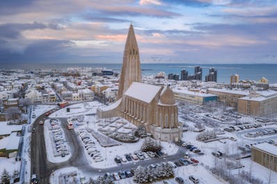冬のレイキャビクの街並みとハットルグリムス教会