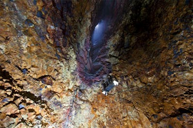 La vue depuis l'intérieur du volcan Thrihnukagigur, le seul volcan au monde qui vous permet d'entrer dans sa chambre magmatique.