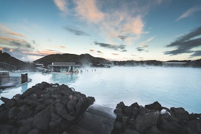 在冰岛蓝湖富含矿物质的温暖泉水中放松身心