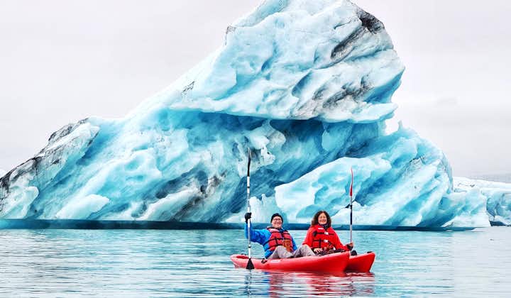 カヤックでヨークルスアゥルロゥン氷河湖を楽しむ観光客