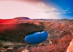 Kerið凯瑞斯火山口位于冰岛黄金圈景区，是一座风光秀丽的火山口湖