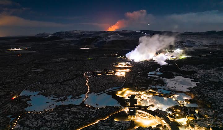 ブルーラグーン温泉の近くで噴火する火山