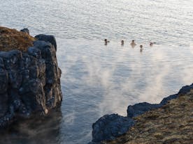 Sky Lagoons evighedspool med en afslappende udsigt over Atlanterhavet.