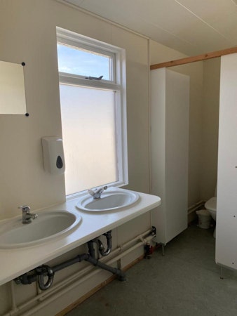 Hlíð Hostel has shared private bathrooms.