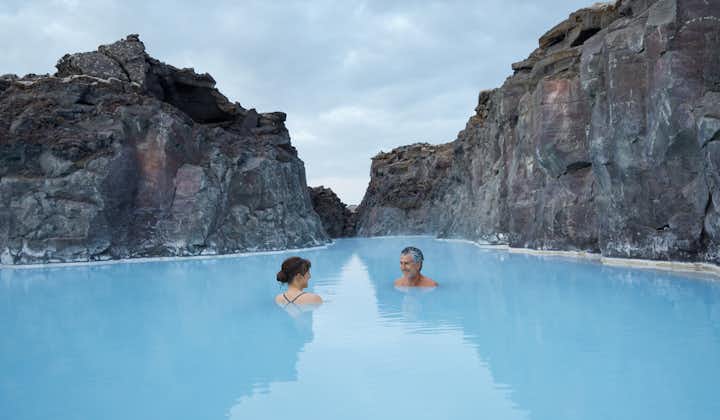 Ciesz się prywatną laguną w Blue Lagoon Spa z tym luksusowym pakietem wakacyjnym na Islandii.