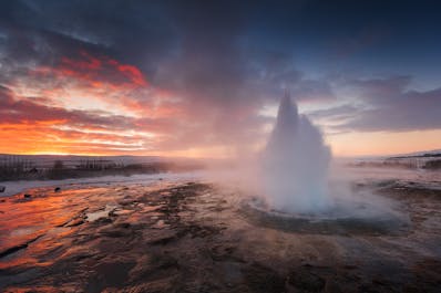 Strokkur est le geyser le plus actif de la zone géothermique Geysir en Islande dans le Cercle d'Or.